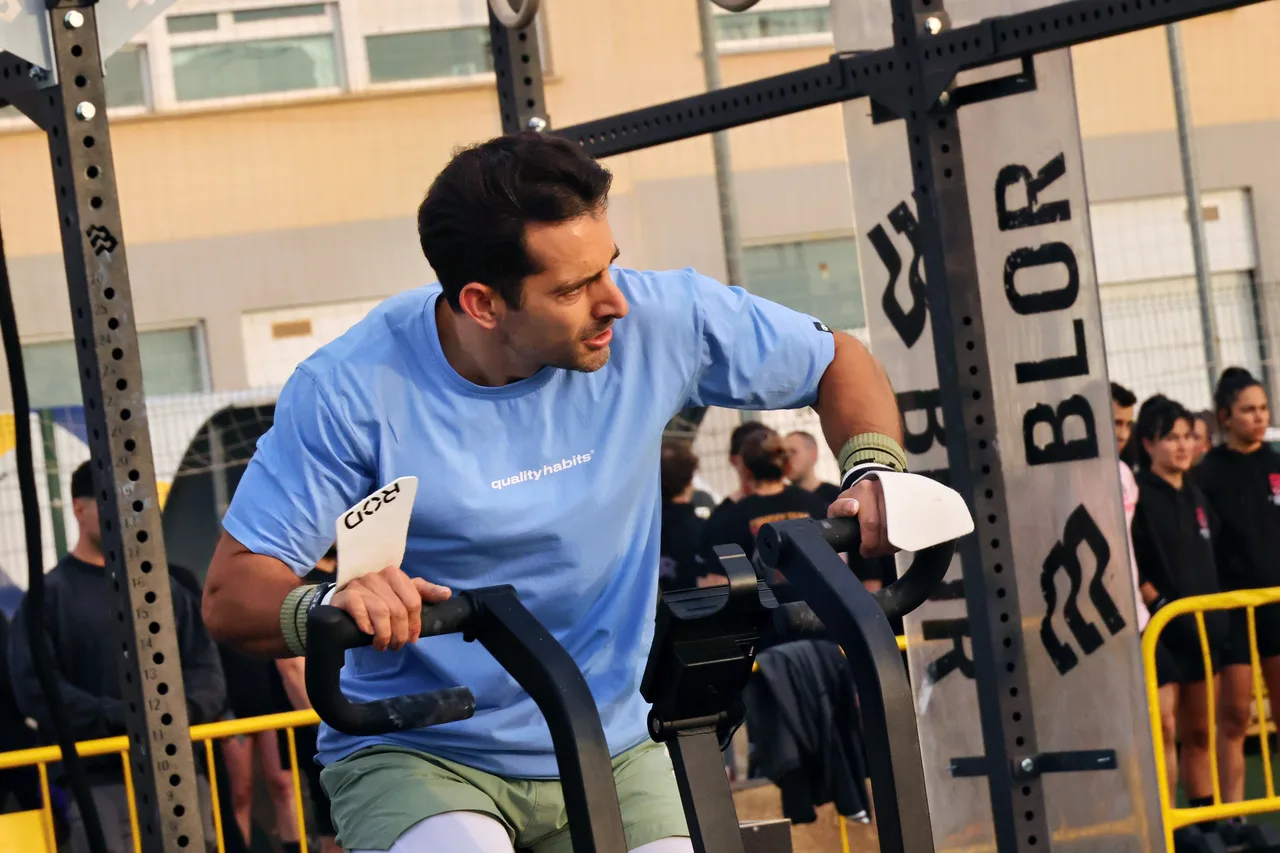 Toni entrenando en una bicicleta de aire durante una prueba de CrossFit