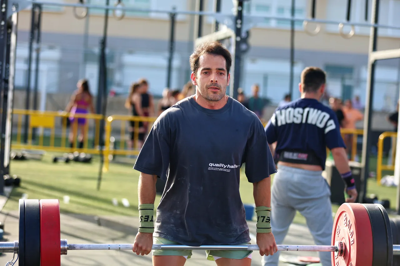 Toni con la barra durante una competición de CrossFit